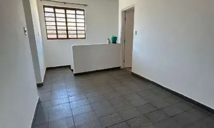 Casa Térrea Assobradada com 01 Dormitório e 01 Vaga