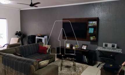 Excelente Casa , próximo à Mercados, Restaurantes e Farmácia.