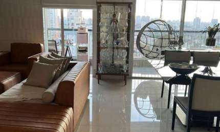 Lindíssimo apartamento de 234m2 em excelente localização.