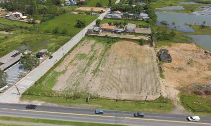 Excelente terreno comercial/residencial em Governador Celso Ramos com 5.950 m², à 1,2 kms da BR-101 e a menos de 3 Kms do Anel Viário da Grande Florianópolis. Ótimo para galpão de centro de distribuiç