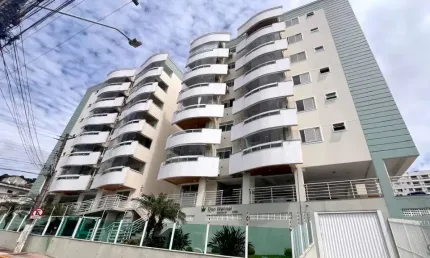 Excelente apartamento no bairro Nossa Senhora do Rosário, suíte, sacada com churrasqueira