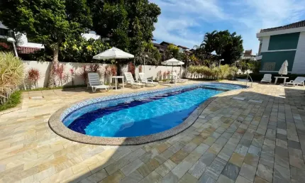 CASA COM 2 SUITES EM CONDOMINIO FECHADO COMPLETAMENTE MOBILIADA