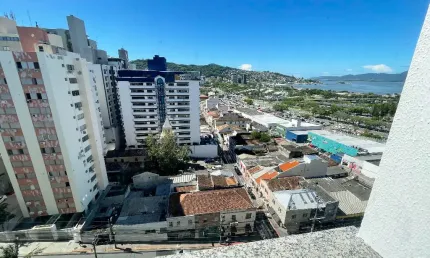 Excelente sala comercial totalmente mobiliada, garagem, vista, no coração do centro de Florianópolis