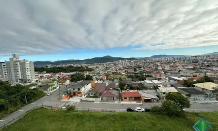 Ótimo apartamento, andar alto com linda vista panorâmica