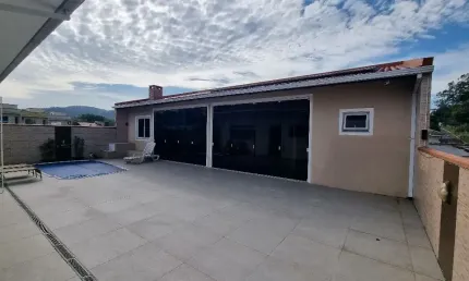 CASA DE 3 DOMITORIOS COM SUITE E PISCINA EM SÃO JOSÉ