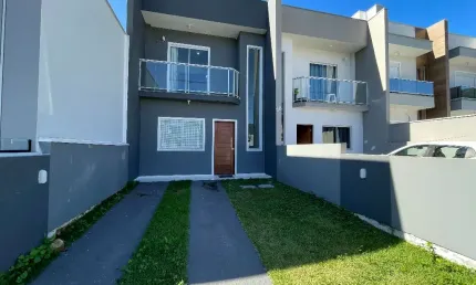 Lindo sobrado com 2 suítes, varanda, em uma localização com muito verde e fácil acesso.
