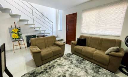 Lindo sobrado com 2 suítes, varanda, em uma localização com muito verde e fácil acesso.
