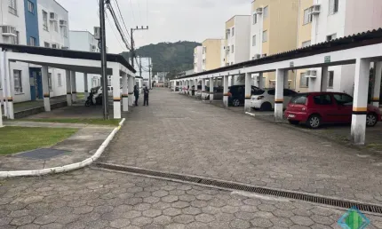 Ótimo sobrado, com móveis planejados em condomínio fechado