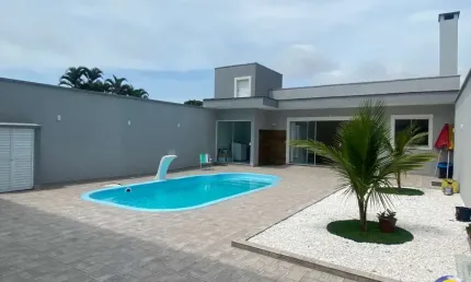 Sobrado com piscina, 5 Quartos sendo 3 Suítes, 5 vagas de Garagem, sendo duas descoberta, próxima da praia central, Guaratuba/PR - Imobiliária África
