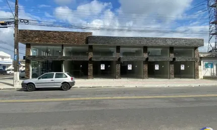 Loja para locação anual em Guaratuba -Sala comercial, 38,00 m2 útil, 2 banheiros e espaço descoberto nos fundos.