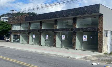Loja para locação anual em Guaratuba -Sala comercial, 38,00 m2 útil, 2 banheiros e espaço descoberto nos fundos.