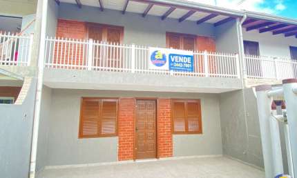 Excelente sobrado totalmente reformado a aprox. 6 quadra da praia central.