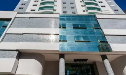 Excelente Apartamento Mobiliado | 4 Quartos sendo 2 Suítes + 2 Demi-Suítes, 4 vagas de Garagem no Centro em Balneário Camboriú/SC - Imobiliária África