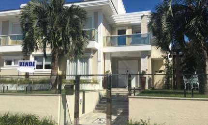 Excelente Casa a 80m do Mar, 4 Suítes sendo 2 Demi-Suítes com 3 Vagas de Garagem em Jurerê Internacional Florianópolis/SC - Imobiliária África