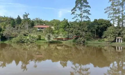 Encantadora Chácara com Lago: Seu Refúgio na Natureza !