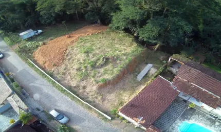 Vendo terreno em cachoeira de macacu de frente para cachoeira