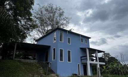 Lindo sobrado e uma chácara repleto de verde e tranquilidade 
Casa nova 