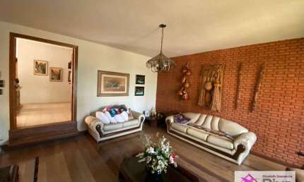 Casa Ampla com 3 dormitórios à venda na Área Central - Leme/SP