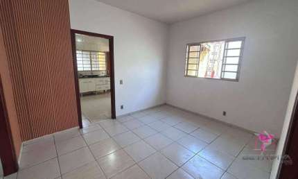 Casa com 2 dormitórios para alugar, 137 m² por R$ 1.100/mês - Parque Residencial Itamaraty - Leme/SP