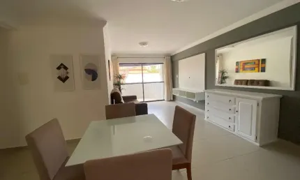 Apartamento amplo, mobiliado, confortável e a perto da praia!