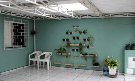 Casa com 2 dormitórios, ampla e bem localizada em Colombo, bairro Campo Pequeno