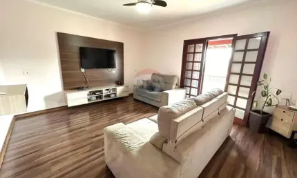 Casa com 3 dormitórios e salão comercial no Bairro Parque Novo Mundo em Limeira - SP
