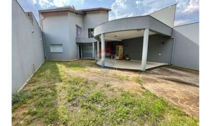 Imóvel para venda tem 238 metros quadrados com 3 quartos