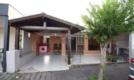 Cada à venda no condominio petit village com 3 dormitórios.