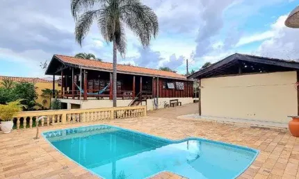 Chácara para venda possui 1050 metros quadrados com 3 quartos e uma linda área de lazer
