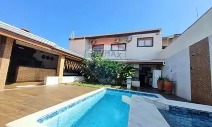 Sobrado para venda possui 228 metros quadrados com 4 quartos