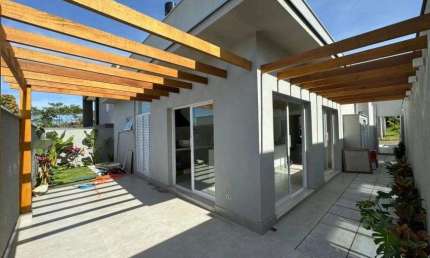 Casa térrea no Condomínio Residencial Villa D'Aquila com 3 suítes e 4 vagas de garagem - R$ 1.380.00