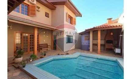 Casa sobrado à venda com 3 suítes - 234,25m² de área útil - por R$ 1.107.000,00 - Parque Residencial