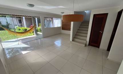 Conforto e segurança: casa com 2 pavimentos, 3 quartos, suíte, closet e área de lazer privativa espaçosa e com fino acabamento