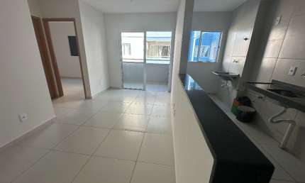 Tabuleiro: 2 quartos, varanda e condomínio com piscina – Ideal para morar ou investir