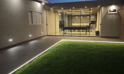 LINDA CASA 5 QUARTOS, DE ESQUINA A VENDA NO SETOR BUENO