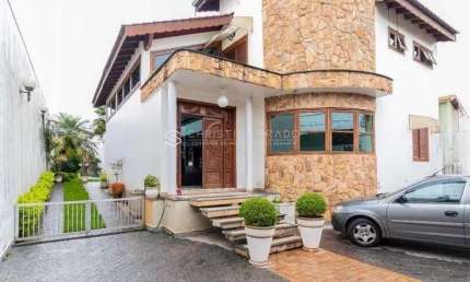 Casa a Venda em Interlagos com 4 Suítes e 6 Vagas de Garagem