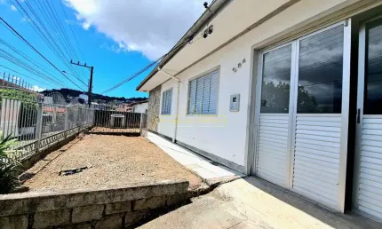 CASA EM FORQUILHINHAS COM 3 DORMITÓRIOS SENDO 1 SUITE. VIZINHANÇA TRANQUILA.