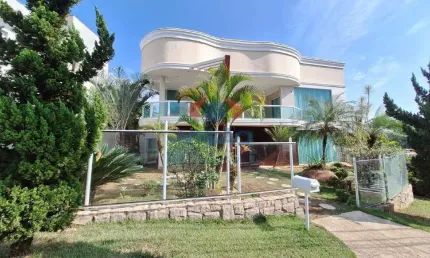 Bela casa alto padrão para compra, com 4 Dormitórios sendo dos suítes.