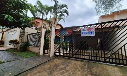 Casa com 3 dormitórios localizada no Jd. Regina para locação!