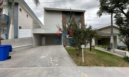 Casa com 3 quartos, 2 suítes e 2 vagas cobertas em condomínio Terra Magna para locação!