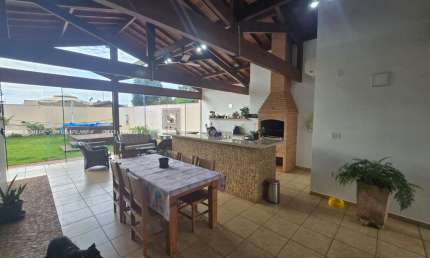 Casa para Venda em Jaboticabal, Colina Verde, 3 dormitórios, 2 suítes, 2 banheiros, 4 vagas