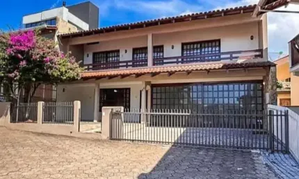 EXCELENTE SOBRADO AVERBADO NO CENTRO DE BARRA VELHA COM 269,92 M² PRIVATIVOS!!
