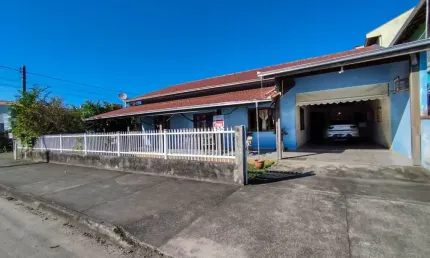 EXCELENTE CASA DE ESQUINA COM AMPLO TERRENO MEDINDO 342,00m² TOTAL