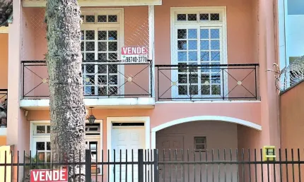 Um refúgio urbano, casa  com quintal grande em rua tranquila