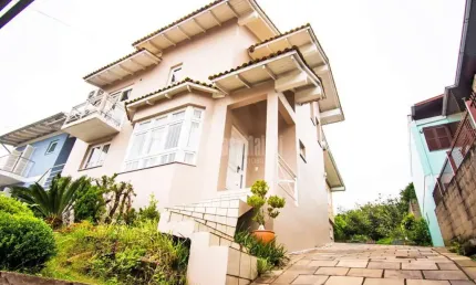 Linda Residência com 350 m² de 03 dormitórios (sendo 1 suíte)