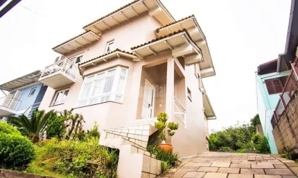 Linda Residência com 350 m² de 03 dormitórios (sendo 1 suíte)