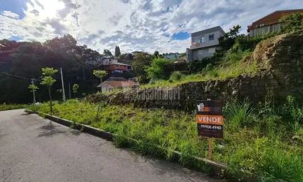 Lote semi-plano com medidas de 12x25m em Loteamento Liberado para Construção!