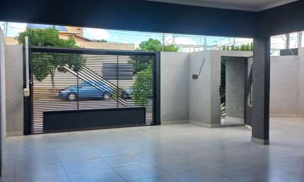 LINDA CASA NA RUA IMBUIA PARALELA COM A EULER DE AZEVEDO