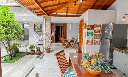 Casa Duplex com Entrada Independente – Barcelona | 4 Quartos + Suíte + Área Gourmet