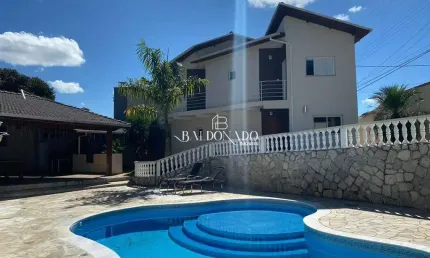 Casa à venda em extrema com 3 dormitórios, closet. piscina, área gourmet proximo ao centro